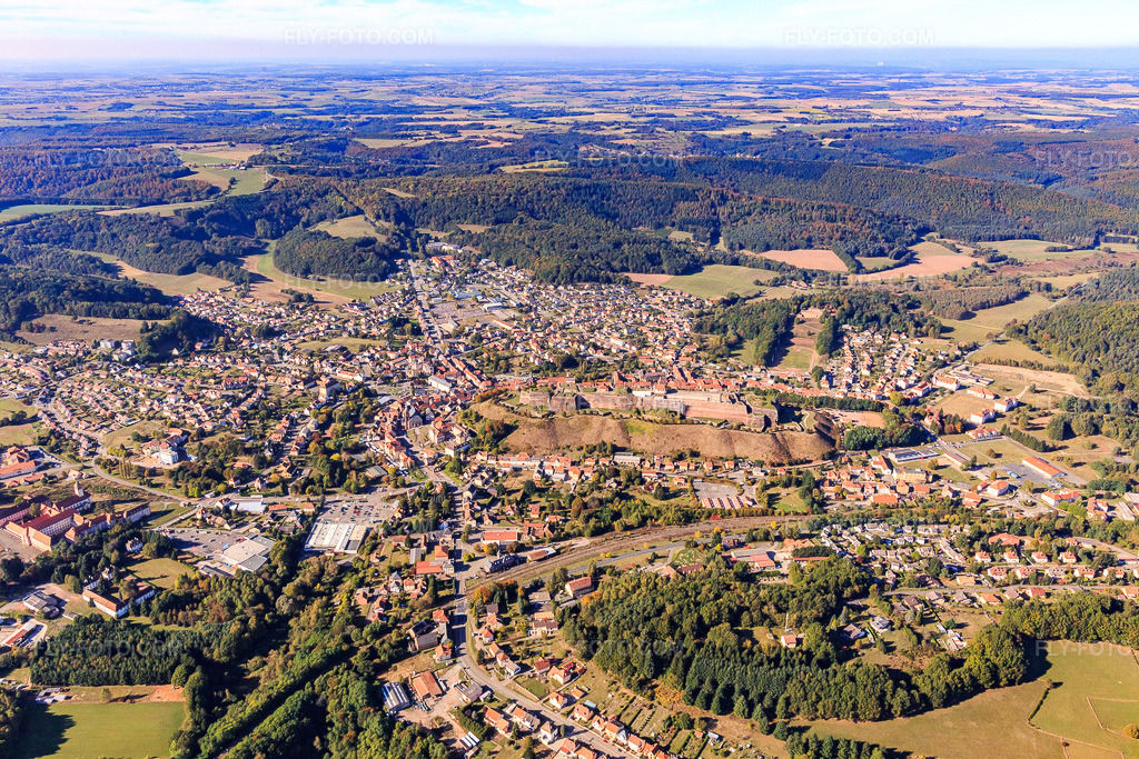 Aerial view: Citadelle de Bitche from the south in Bitche in the state Moselle, France. – Photo: IMG_095155.jpg taken on 10/16/2016 by Werner Riehm/FLY-FOTO.com – Resolution of the original: 5472 x 3648 px – Citadelle de Bitche
