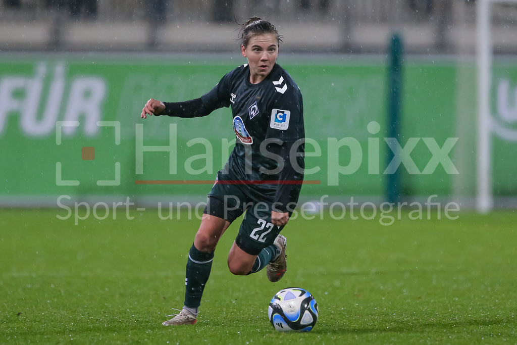 Fussball, DFB-Pokal Frauen, VfL Wolfsburg - SV Werder Bremen | v.li.: Rieke Dieckmann (SV Werder Bremen, 22) am Ball, Freisteller, Einzelbild, Ganzkörper, Aktion, Action, Spielszene, DIE DFB-RICHTLINIEN UNTERSAGEN JEGLICHE NUTZUNG VON FOTOS ALS SEQUENZBILDER UND/ODER VIDEOÄHNLICHE FOTOSTRECKEN. DFB REGULATIONS PROHIBIT ANY USE OF PHOTOGRAPHS AS IMAGE SEQUENCES AND/OR QUASI-VIDEO.