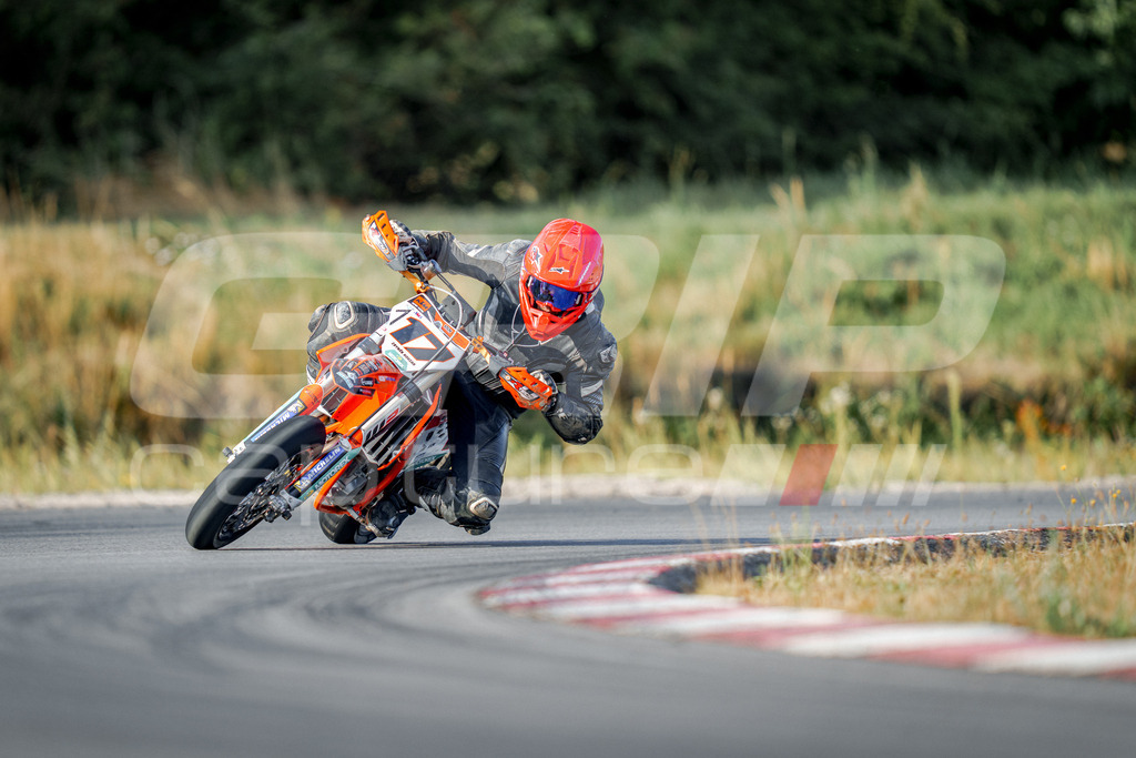 SuperMoto_Staatsmeisterschaft_Fuglau-26 | GRIPcapture steht für authentische Sportfotografie in Österreich – für Momente, die mehr sind als Geschwindigkeit oder Ergebnis. Es geht um Emotion, Spannung, Fokus und den Augenblick, der oft nur einen Wimpernschlag dauert.Ob Motorsport, Teamsport oder 