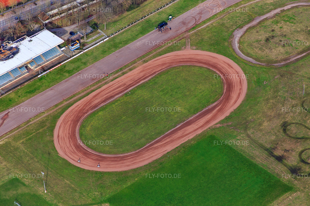 Luftbild: Speedway und Tribüne der Motorsportvereinigung Herxheim in Herxheim bei Landau im Bundesland Rheinland-Pfalz in Deutschland. Foto: IMG_086421.jpg vom 26.02.2016 durch Werner Riehm/FLY-FOTO.deSPEEDWAY.DE