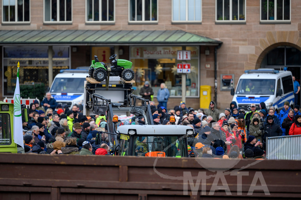 _DWA4576 | Bauerndemo gegen Agrarpolitik der Bundesregierung  auf dem Straße Obstmarkt und Hauptmarkt . Nürnberg, 08.01.2024 - Realisiert mit Pictrs.com