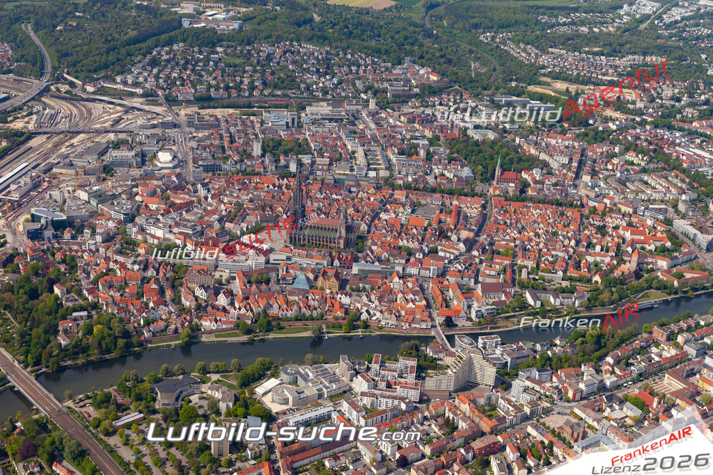 aktuelles Luftbild von Altstadt Ulm  - Luftaufnahme wurde 2019 von https://frankenair.de mittels Flugzeug (keine Drohne) erstellt.