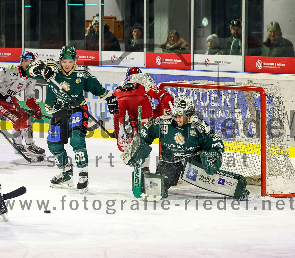 2026-01-18_103_TSV_Erding_gegen_Selber_Woelfe | Erding, Deutschland, 18.01.2026:Eishockey, Oberliga Süd 2025 / 2026, 38. Spieltag, TSV Erding gegen Selber Wölfe, Endergebnis: 2:3 n.V.Christopher Schutz (Selber Wölfe, #29), Philipp Michl (Erding Gladiators, #77), Paul Pfenninger (Erding Gladiators, #58), Daniel Weiß (Selber Wölfe, #57), Torwart Leon Meder (Erding Gladiators, #39)Foto: Christian Riedel / fotografie-riedel.net