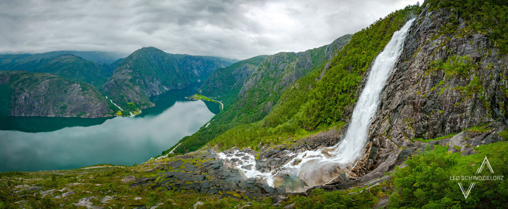 Fotografie_Leo_Schindzielorz_NO_Sommer_Fossen_20220809_DJI_0310-Pano_org | Atmosphärische Landschaftsbilder & Drohnenaufnahmen aus dem Allgäu, Tirol, Südtirol & der Schweiz – ideal für Leinwanddrucke & zur stilvollen Raumgestaltung. - Realisiert mit Pictrs.com