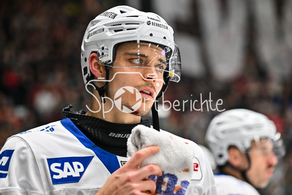 Augsburger Panther - Adler Mannheim | AUGSBURG, GERMANY - 28. DECEMBER: im Bild der verletzte Nicolas MATTINEN (Adler Mannheim 52) / Einzelfoto / Freisteller / Blut / Wunde während dem Match zwischen den Augsburger Panthern und den Adler Mannehim am 33. Spieltag der Penny DEL im Curt Frenzel Stadion