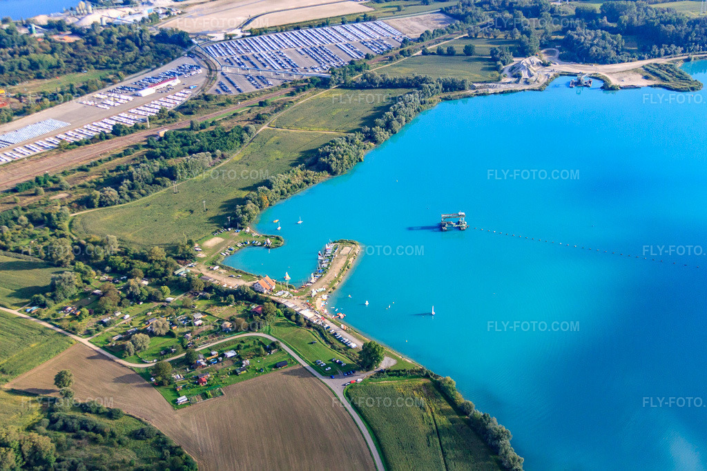 Aerial view: Camping Municipal des Mouettes at the Plage des Mouettes quarry lake in Lauterbourg in the state Bas-Rhin, France. – Photo: IMG_59808.jpg taken on 09/22/2013 by Werner Riehm/FLY-FOTO.com – Resolution of the original: 4752 x 3168 px – Le camping de Lauterbourg