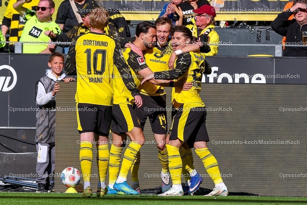BVB26042601009 | 26.04.2026, Fußball, Borussia Dortmund - SC Freiburg, 1. Fußball Bundesliga, 31. Spieltag, Signal Iduna Park, Saison 2025 2026: Torjubel nach dem Tor zum 1:0 durch Torschütze Maximilian Beier&nbsp;(BVB #14)  zusammen mit Ramy Bensebaini&nbsp;(BVB #05) Marcel Sabitzer&nbsp;(BVB #20) Julian Brandt&nbsp;(BVB #10)   DFB regulations prohibit any use of photographs as image sequences and or quasi-video.