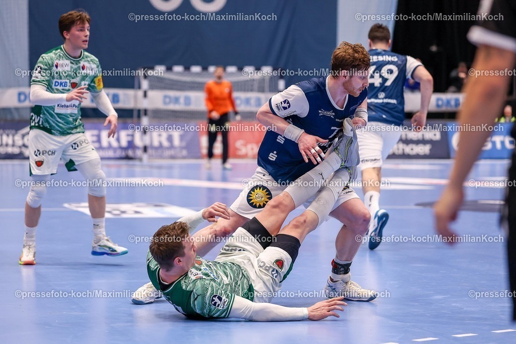 BHC22022601061 | 22.02.2026, Handball, HBL, Bergischer HC - Füchse Berlin, Mitsubishi Electric HALLE Düsseldorf: Lasse Andersson (Füchse Berlin #11) liegt auf dem Boden neben Johannes Wasielewski (BHC #77) 