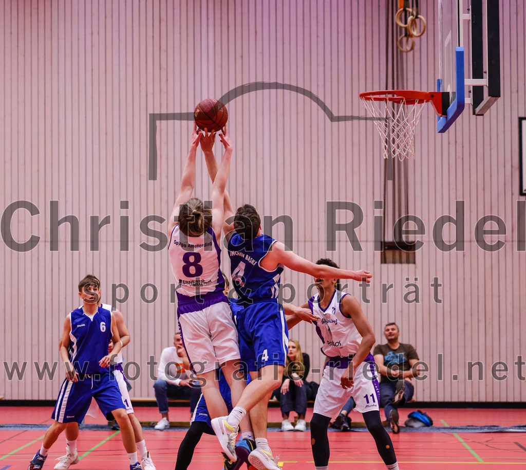2022-05-29_029_SpVgg_Altenerding_gegen_Muenchen_Basket_2 | Erding, Deutschland, 29.05.2022:
Basketball, Bezirksliga 2021 / 2022, Herren Turnier der 2. der Aufstiegsrunden, SpVgg Altenerding gegen München Basket 2, Endergebnis: 

Kristof Vadasz (SpVgg Altenerding, #8), Tizian Baur (München Basket, #4)

Foto: Christian Riedel / fotografie-riedel.net