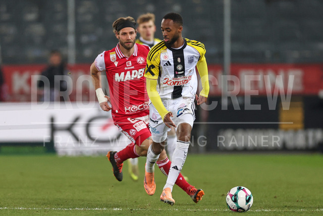 Austrian Bundesliga: Grazer AK 1902 vs LASK | GRAZ, AUSTRIA, 13.DEC.25 - SOCCER - ADMIRAL Bundesliga, Grazer AK 1902 vs LASK. The image shows Daniel Maderner (GAK) and Melayro Bogarde (Lask).