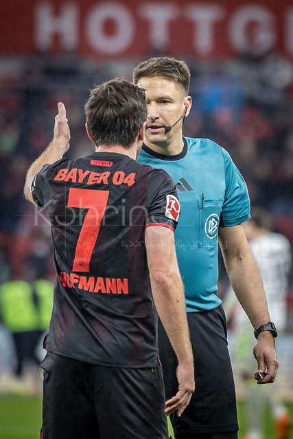 German Bundesliga, Bayer 04 Leverkusen vs. SV Werder Bremen, 24.01.2026 | LEVERKUSEN, GERMANY - JANUARY 24:Jonas Hofmann (Bayer 04 Leverkusen, 7) discusses with referee Tobias Reichel (Sindelfingen)  during the German Bundesliga match on gameday 19 between Bayer 04 Leverkusen vs. SV Werder Bremen at BayArena on January 24, 2026 in Leverkusen, Germany. DFL REGULATIONS PROHIBIT ANY USE OF PHOTOGRAPHS AS IMAGE SEQUENCES AND/OR QUASI-VIDEO.
