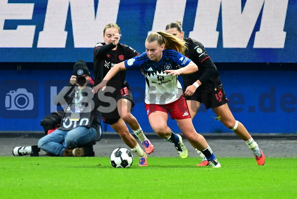 KBS Picture_HSV-Leverkusen_DFBpokal_Frauen_029 | v.v. Stoldt Svea (HSV Frauen) , Mickenhagen Julia (Bayer Leverkusen) , Zdebel Sofie (Bayer Leverkusen) ,Sportplatz :  Volksparkstadion, - Realisiert mit Pictrs.com
