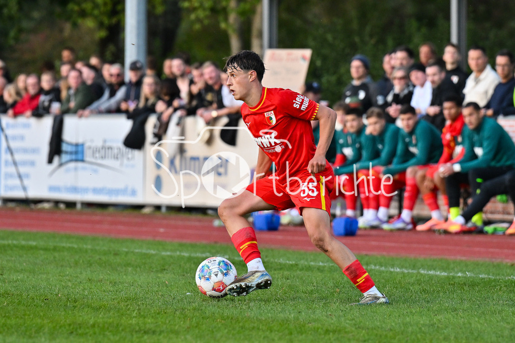 FC Augsburg - SSV Ulm 1846 Fussball | am BAll Primin REINHEIMER (FC Augsburg 35) / Einzelfoto / Freisteller / Testspiel: FC Augsburg - SSV Ulm 1846 Fussball; TSV Burgau Sportzentrum am 08.10.2025