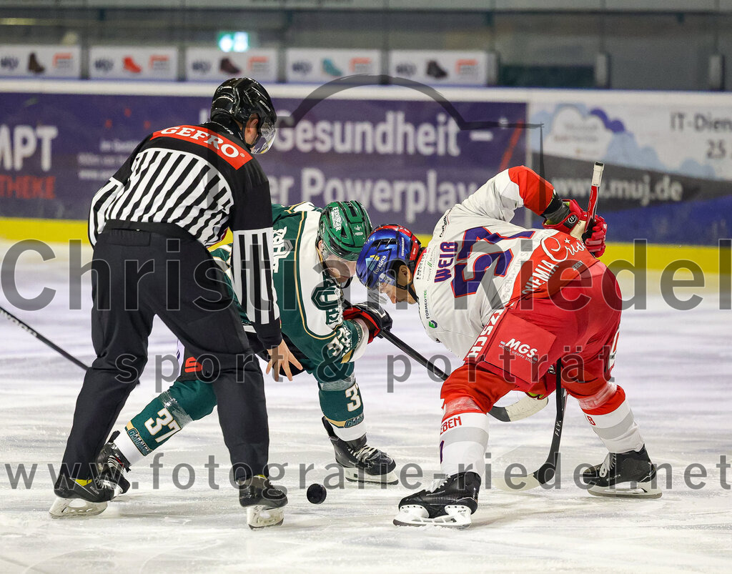 2025-11-16_097_TSV_Erding_gegen_Selber_Woelfe | Erding, Deutschland, 16.11.2025:Eishockey, Oberliga Süd 2025 / 2026, 17. Spieltag, TSV Erding gegen Selber Wölfe, Endergebnis: 3:1Thomas Matheson (Erding Gladiators, #37), Daniel Weiß (Selber Wölfe, #57)Foto: Christian Riedel / fotografie-riedel.net