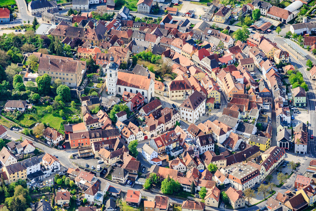 Luftbild: Altstadt aus Norden mit Stadtkirche St. Nikolaus und Burg Arnstein Main Spessart auf dem Kirchberg in Arnstein im Bundesland Bayern in Deutschland.Foto: IMG_156133.jpg vom 03.05.2026 durch Werner Riehm/FLY-FOTO.deAuflösung des Originals: 6000 x 4000 pxBurg Arnstein - Historische Event-Location im Spessart
