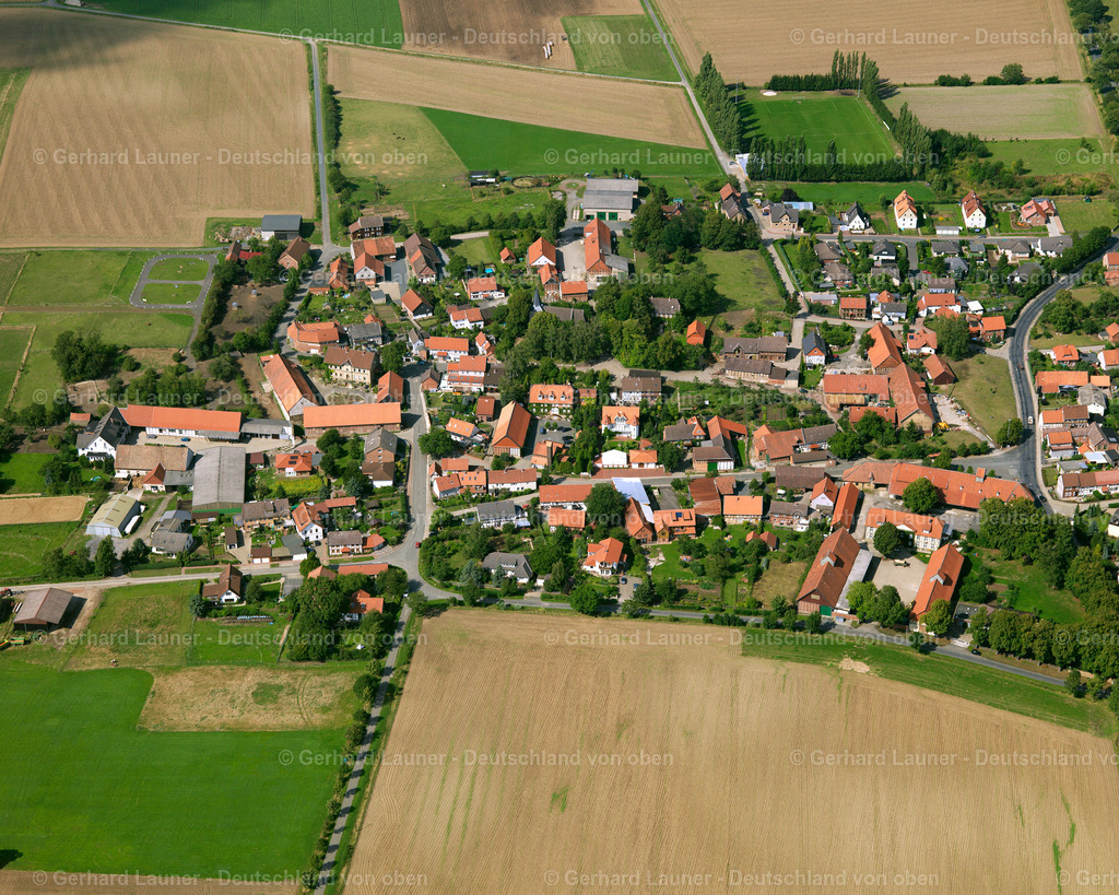 2638763 | STEINLAH 23.08.2006 Landwirtschaftliche Nutzflächen und Feldgrenzen  umsäumen das Siedlungsgebiet des Dorfes in Steinlah im Bundesland Niedersachsen, Deutschland // Agricultural land and field boundaries surround the settlement area of the village  in Steinlah in the state Lower Saxony, Germany Foto: Gerhard Launer