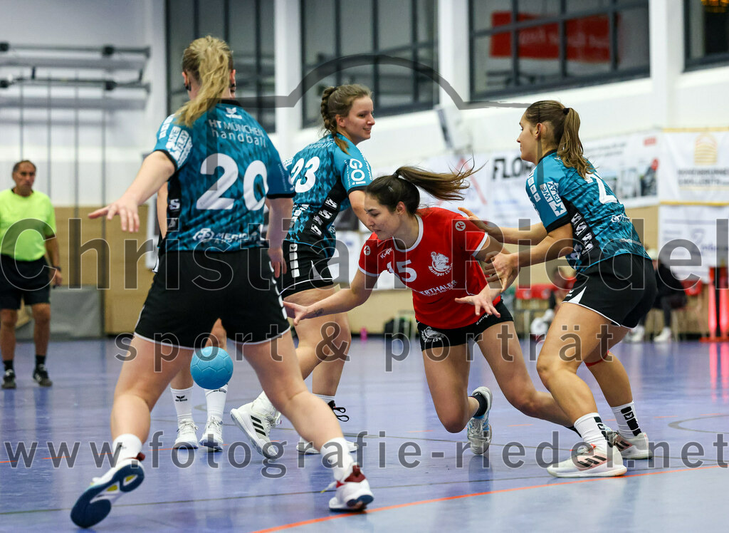 2022-11-27_059_SV_Anzing_gegen_HT_Muenchen_II | Anzing, Deutschland, 27.11.2022:
Handball, Bezirksliga 2022 / 2023, 7. Spieltag, SV Anzing gegen HT München II, Endergebnis: 28:32

Stephanie Rühl (HT München, #20), Lucie Hartmann (HT München, #23), Laura Greppmair (SV Anzing, #15), Katharina Martin (HT München, #21)

Foto: Christian Riedel / fotografie-riedel.net