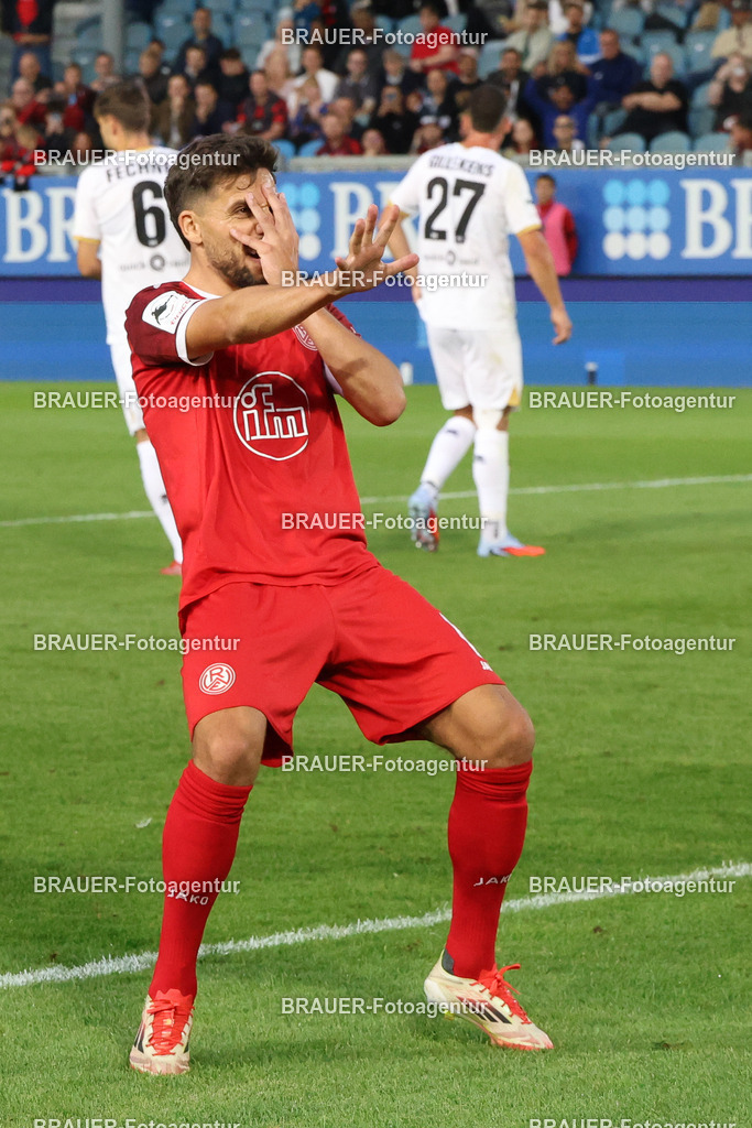 SV Wehen Wiesbaden - Rot-Weiss Essen | Wiesbaden, Deutschland, 22.08.2025Ahmet Arslan  (Rot-Weiss Essen) jubelt nach dem Tor zum 1:3während des drittliga Spiels zwischen SV Wehen Wiesbaden und Rot-Weiss Essen am 22.08.2025 in der BRITA-Arena in Wiesbaden. (Foto von Timo Bluhmki-Schmidt/Brauer Fotoagentur