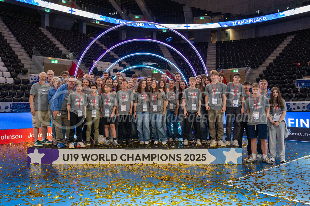 2025 Men's U19 WFC - Finland v Czechia | Volunteers during 2025 Men's U19 WFC, Switzerland: 04.05.2025, Zürich, Swiss Life Arena.Event page: <a href="https://www.u19wfc2025.ch/">www.u19wfc2025.ch</a>Credit: Markus Aeschimann, <a href="https://markus-aeschimann.ch">markus-aeschimann.ch</a>Instagram: <a href="https://instagram.com/sportfotografie.aeschimann">@sportfotografie.aeschimann</a> - Realisiert mit Pictrs.com