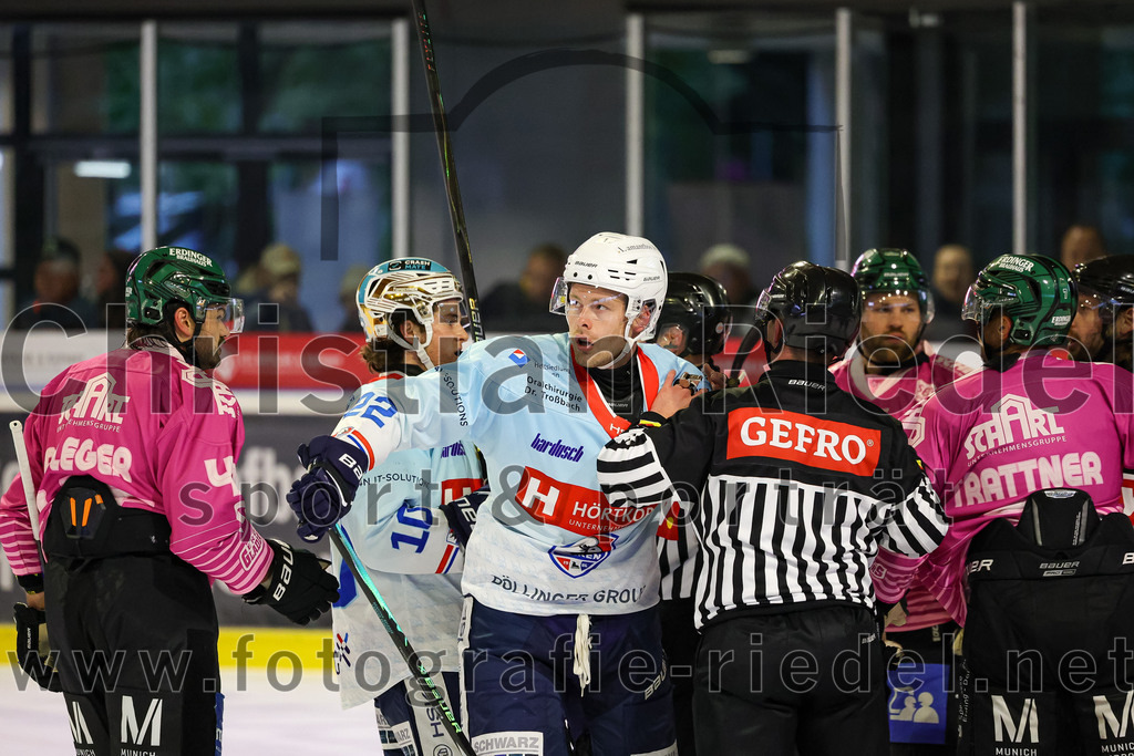 2025-10-05_073_TSV_Erding_gegen_Heilbronner_Falken | Erding, Deutschland, 05.10.2025:Eishockey, Oberliga Süd 2025 / 2026, 6. Spieltag, TSV Erding gegen Heilbronner Falken, Endergebnis: 3:1Marco Pfleger (Erding Gladiators, #47), Nolan Ritchie (Heilbronner Falken, #10), Thore Weyrauch (Heilbronner Falken, #22), Louis Trattner (Erding Gladiators, #7)Foto: Christian Riedel / fotografie-riedel.net
