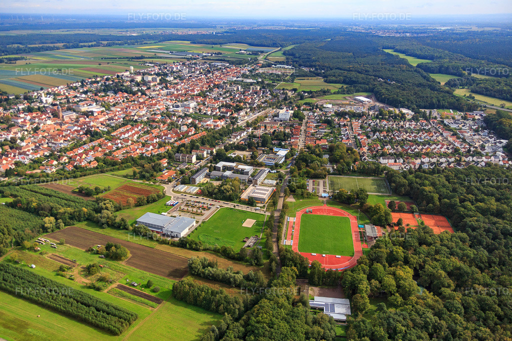 Luftbild: Bienwaldhalle, Integrierte Gesamtschule Kandel und Bienwaldstadion in Kandel im Bundesland Rheinland-Pfalz in Deutschland. Foto: IMG_072824.jpg vom 19.09.2014 durch Werner Riehm/FLY-FOTO.deIGS-KANDEL.DE