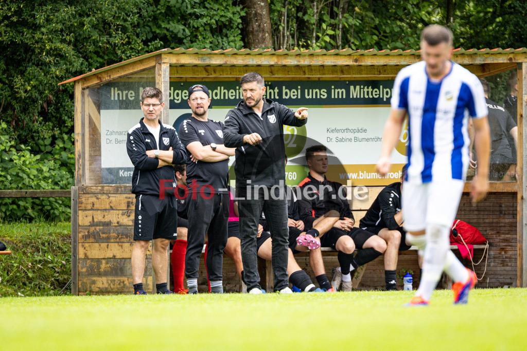 SV Polling gegen SV Planegg-Krailing | Fußball Herren Bezirksliga Oberbayern Süd 2025/26 1. Spieltag, SV Polling gegen SV Planegg-Krailing, 20250727,Trainer an der Polling Bank, 2025-07-27 in Polling (Sportplatz Polling), Marc PREISSING (SV Polling Co-Trainer ac), Maximilian JOCHNER (SV Polling Trainer), Copyright: WolfgangxLindner www.foto-lindner.de