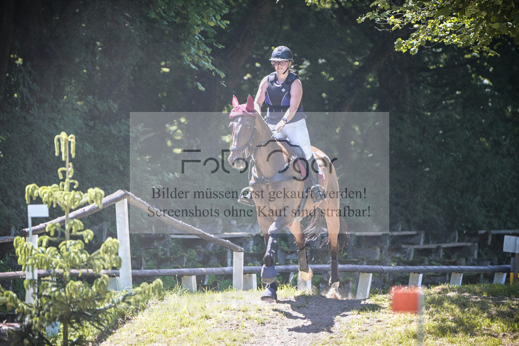 DOS_7132 | Entdecke hochwertige Reitturnierfotos von Foto Oger. Professionell, emotional und authentisch – jetzt Lieblingsmomente im Shop bestellen.Deutschlandweite Turnierfotografie. - Realisiert mit Pictrs.com