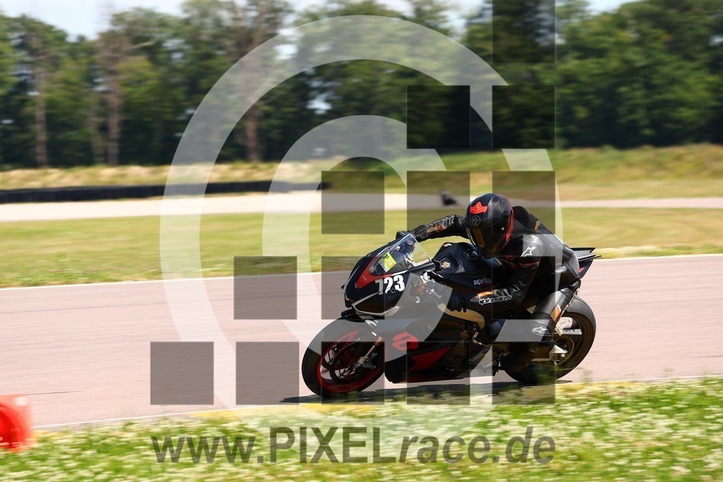 0723-20250621_02568 | Schöne Erinnerungen an spannende Momente - das festzuhalten ist unser Job. PIXELrace.de ist seit 2003 auf den Rennstrecken Europas unterwegs um die Action draußen beim Fahren und die wunderbare Stimmung imm Fahrerlager für euch einzufangen.