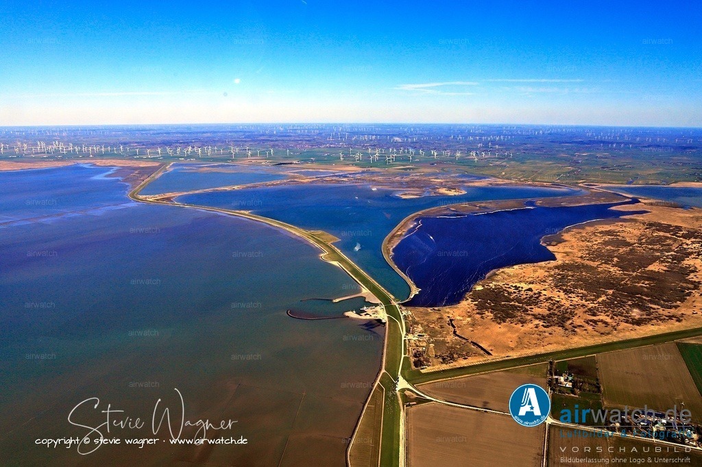 Luftbilder Nordstrand & Beltringharder Koog | Diese passiven Entwässerungssysteme sind ein zentrales Element des Deichsystems in Nordfriesland und tragen maßgeblich zur Bewässerungskontrolle und Landnutzung in tiefliegenden Marschgebieten bei.
