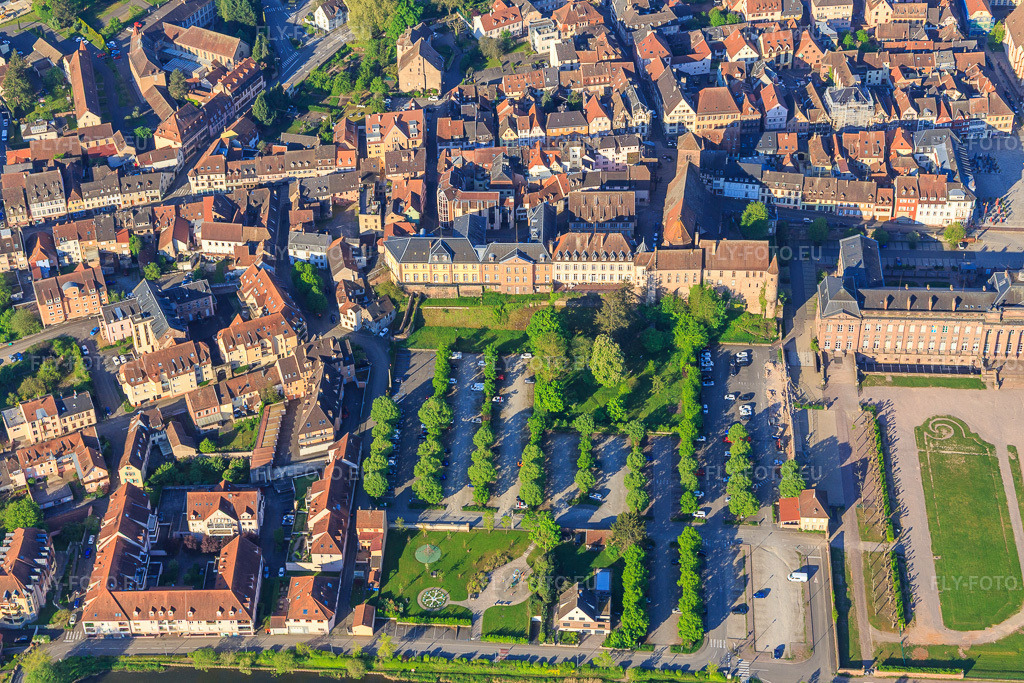 Vue aérienne: Château des Rohan Palais et Parc à Saverne dans le département Bas Rhin, France. Photo: IMG_145984.jpg prise le 01/05/2025 par Werner Riehm/FLY-FOTO.euRésolution de l'original: 5472 x 3648 pxCulture & patrimoine | Office de Tourisme du Pays de Saverne