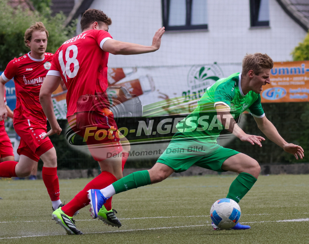 Bünder SV - TV Elverdissen | Auf dem Bild zu sehen: rot Bünder SV: Yannis Bohmeyer ; grün TV Elverdissen: Moritz TiemannBünder SV, TV Elverdissen, Saison 26/27, Kreisliga A, Bünde, Deutschland - Realisiert mit Pictrs.com