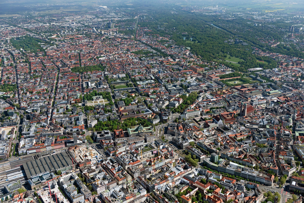 dr__0063155.jpg | MüNCHEN 29.04.2025 Stadtgebiet mit Außenbezirken und Innenstadtbereich in München im Bundesland Bayern, Deutschland. // City area with outside districts and inner city area in Munich in the state Bavaria, Germany. Foto: Daniel Reiter