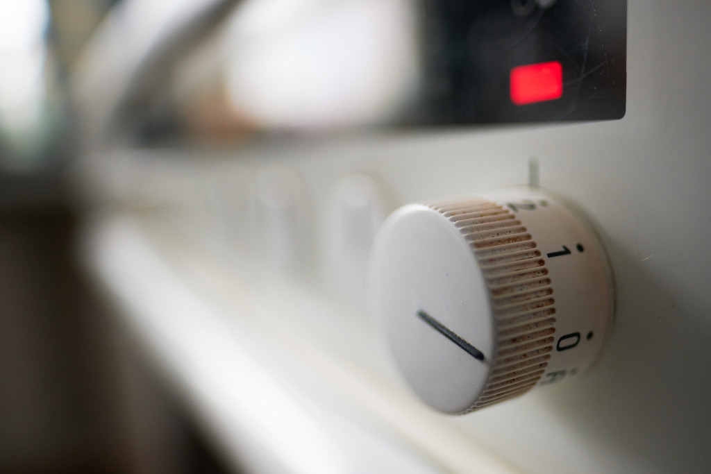 Schmutziger Einschaltknopf am Elektroherd | Austria - January 18, 2021: Schmutziger Einschaltknopf am Elektroherd. - Realisiert mit Pictrs.com