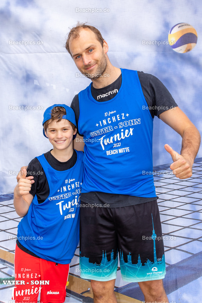 2022-00063169-Vater-Sohn-Turnier-Teamfotos-2 | 26.05.2022; Berlin Foto: Gerold Rebsch - www.beachpics.de