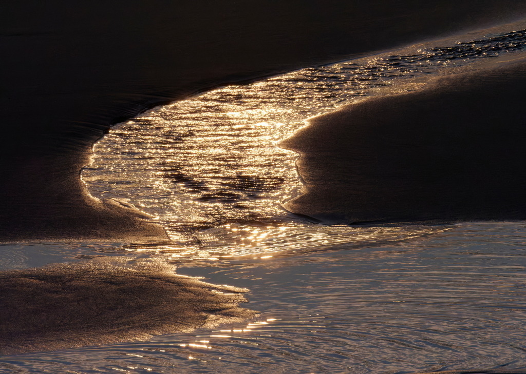 Ein goldener Fluss | Wasser fließt an der Nordsee über eine Sandbank in einen Priel - Realisiert mit Pictrs.com