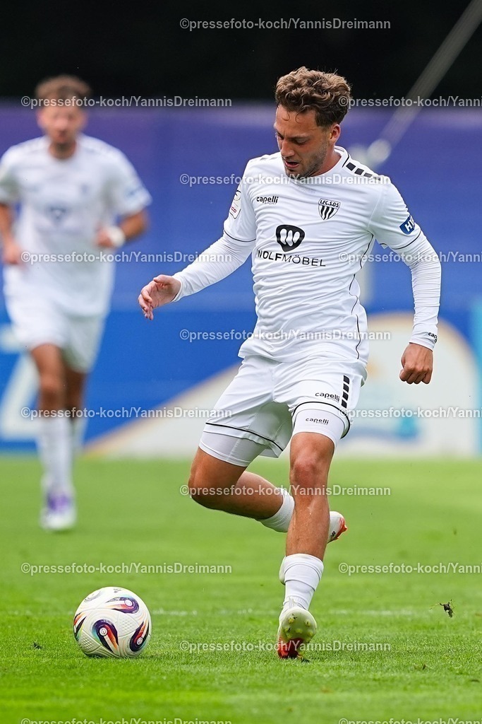 xydr03082501109 | 03.08.2025, xydrx, Fußball, 3.Liga, Viktoria Köln - FC Schweinfurt 05, Saison 2025 2026, Sportpark Höhenberg: Sebastian Mueller (1.FC Schweinfurt 05 #37)  DFB regulations prohibit any use of photographs as image sequences and or quasi-video.