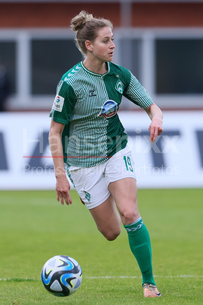 Fussball, Google Pixel Frauen-Bundesliga, SV Werder Bremen - MSV Duisburg | v.li.: Saskia Matheis (SV Werder Bremen, 19) am Ball, Freisteller, Einzelbild, Ganzkörper, Aktion, Action, Spielszene, DIE DFB-RICHTLINIEN UNTERSAGEN JEGLICHE NUTZUNG VON FOTOS ALS SEQUENZBILDER UND/ODER VIDEOÄHNLICHE FOTOSTRECKEN. DFB REGULATIONS PROHIBIT ANY USE OF PHOTOGRAPHS AS IMAGE SEQUENCES AND/OR QUASI-VIDEO.