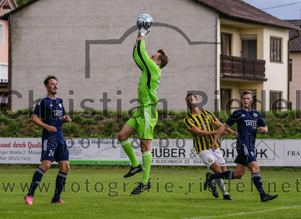 2023-07-29_021_FC_Moosinning_gegen_TuS_Raubling | Moosinning, Deutschland, 29.07.2023:
Fußball, Bezirksliga Oberbayern Ost 2023 / 2024, 1. Spieltag, FC Moosinning gegen TuS Raubling, Endergebnis: 0:7

Quirin Wolfrum (TuS Raubling, #24), Torwart Maximilian Wunderlich (TuS Raubling, #1), Thomas Auerweck (FC Moosinning, #19), Karl Schnurr (TuS Raubling, #9)

Foto: Christian Riedel / fotografie-riedel.net