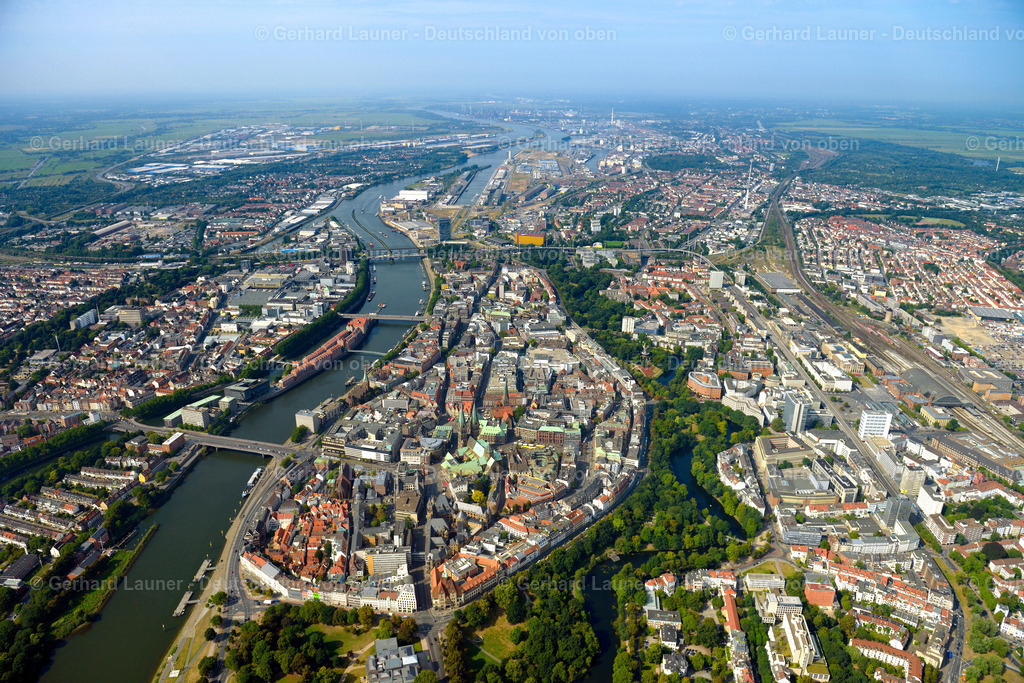 3293612 | BREMEN  Altstadtbereich- Insel und Innenstadtzentrum am Ufer des Flußverlaufes der Weser im Ortsteil Mitte in Bremen, Deutschland. Weiterführende Informationen bei: Stadt Bremen,  WFB Wirtschaftsförderung Bremen GmbH,  swb AG. // Old Town area and city center in the district Mitte in Bremen, Germany. Further information at: Stadt Bremen,  WFB Wirtschaftsfoerderung Bremen GmbH,  swb AG. Foto: Gerhard Launer