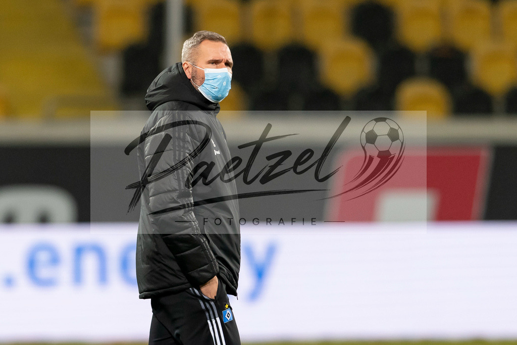 SGDHSV20220114_001 | Fussball, Herren: Trainer Tim Walter (Hamburger SV) schaut bei dem Spiel der 2. Bundesliga zwischen SG Dynamo Dresden und Hamburger SV im Rudolf-Harbig-Stadion am 14.01.2022 in Dresden, Deutschland.DFB / DFL REGULATIONS PROHIBIT ANY USE OF PHOTOGRAPHS AS IMAGE SEQUENCES AND/OR QUASI-VIDEO. - Realisiert mit Pictrs.com