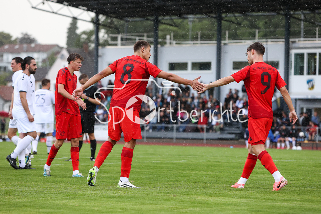 SSV Dillingen - FC Bayern Amateure | Die Bayern jubeln ueber einen Treffer beim Testspielerfolg in Dillingen / Robert EDWARD DEZIEL JR. und Maximilian WAGNER (FCB #9)