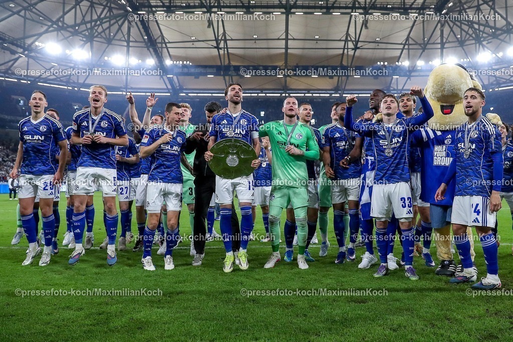 S0417052602027 | 17.05.2026, Fußball, FC Schalke 04 - Eintracht Braunschweig, 34. Spieltag, 2. Fußball Bundesliga, Veltins-Arena Gelsenkirchen, Saison 2025 2026: Schalke 04 ist Meister der 2. Bundesliga. Die Mannschaft gewinnt die Meisterschaft und steht jubelnd auf dem Spielfeld. Freude und Emotionen nach dem Sieg. Kenan Karaman&nbsp;&nbsp;(Schalke04 #19) mit der Meisterschale vor der Haupttribüne - Torwart Luca Podlech&nbsp;(Schalke04 #32) Nikola Katic&nbsp;(Schalke04 #25) Timo Becker&nbsp;(Schalke04 #05) Finn Porath (Schalke04 #27) Ron Schallenberg&nbsp;(Schalke04 #06) Torwart Loris Karius&nbsp;(Schalke04 #01) Edin Dzeko&nbsp;(Schalke04 #10) Moussa Sylla&nbsp;(Schalke04 #09) Moussa Ndiaye&nbsp;(Schalke04 #16) Vitalie Becker&nbsp;(Schalke04 #33) Mertcan Ayhan&nbsp;(Schalke04 #43) Adil Aouchiche&nbsp;(Schalke04 #24)  DFB regulations prohibit any use of photographs as image sequences and or quasi-video.