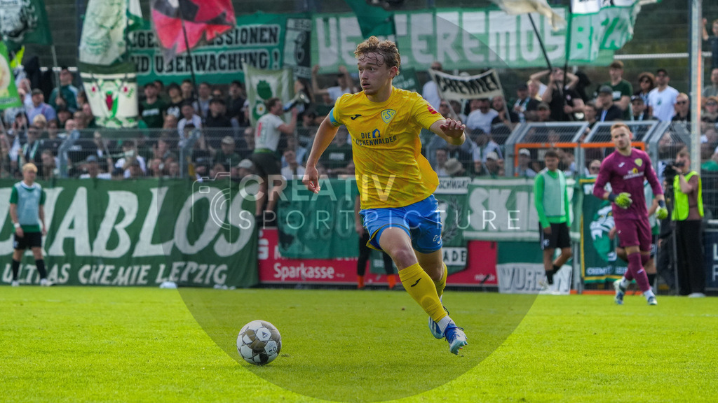 Fußball, Herren, Saison 2025/2026, Regionalliga Nordost, 10. Spieltag, FSV 63 Luckenwalde vs. BSG Chemie Leipzig, Samstag 27.09.2025, Werner-Seelenbinder-Stadion Luckenwalde, | Fußball, Herren, Saison 2025/2026, Regionalliga Nordost, 10. Spieltag, FSV 63 Luckenwalde vs. BSG Chemie Leipzig, Samstag 27.09.2025, Werner-Seelenbinder-Stadion Luckenwalde, Im Bild: Remo Merke (Luckenwalde) - Realisiert mit Pictrs.com