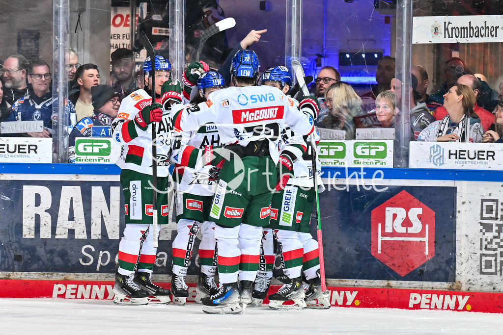 Iserlohn Roosters - Augsburger Panther | Jubel der Panther nach dem Treffer zum 1-2 durch Nolan ZAJAC (Augsburger Panther #44) / Tor / Torschuetze / Freude / Happy / DEL: Iserlohn Roosters - Augsburger Panther, Eissporthalle Iserlohn am 07.03.2025