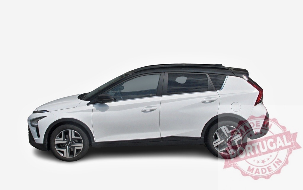 Hyundai Bayon SUV compact crossover car side view isolated on white background | Studio shot of brand new white Hyundai Bayon subcompact crossover SUV car isolated on white background - Realisiert mit Pictrs.com