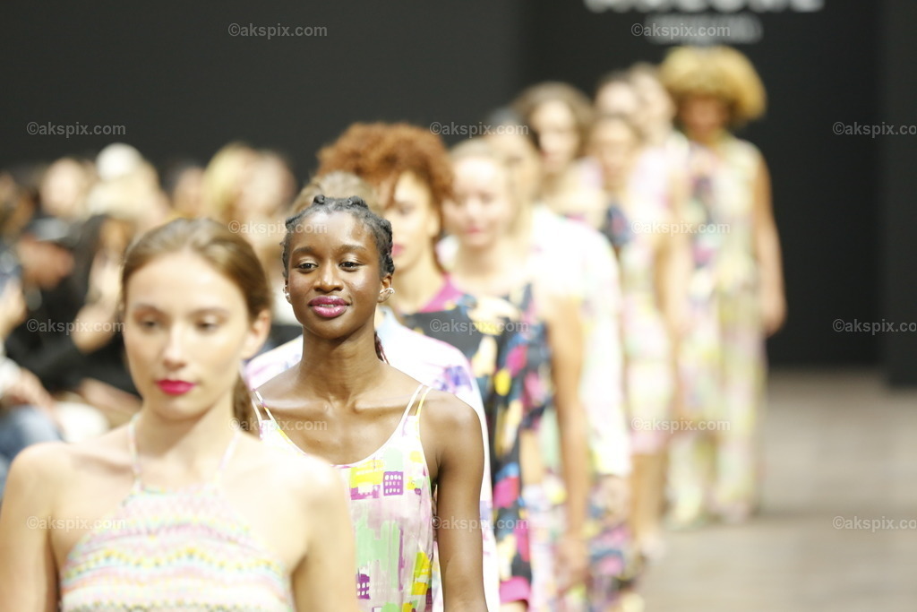 Malūne by Frida Weyer auf der  MBFW Spring/Summer 2023 | Mercedes-Benz Fashion Week (MBFW)  Frühling / Sommer 2023 im Hotel Telegraphenamt Berlin in Berlin-Mitte. Die Kollektionen von Malūne by Frida Weyer auf der MBFW Spring/Summer 2023. Das Bild zeigt Models mit der Kollektion von Malūne by Frida Weyer.