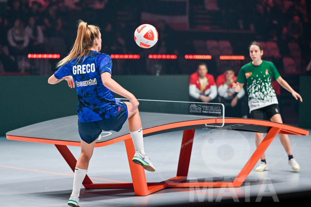 _DWI5691 | Anna Iszak vs Carolyn Greco beim Frauen- Single  Ungarn vs. USA bei der Teqball Weltmeisterschaft 2022 in der Kia Metropole Arena. Nürnberg, 27.11.2022 - Realisiert mit Pictrs.com