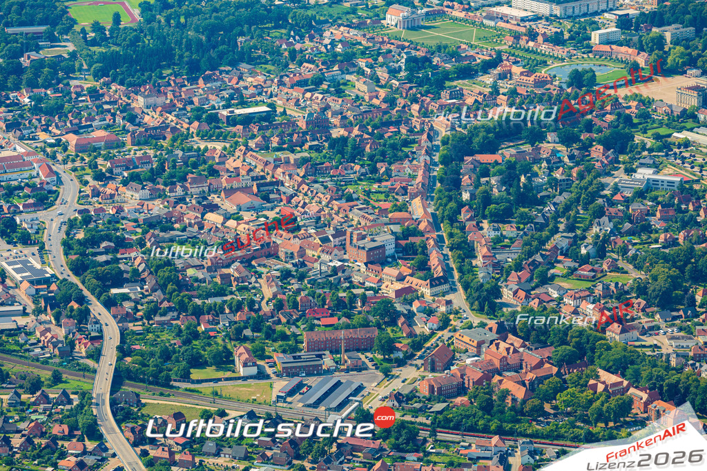 Luftbild der Stadt Ludwigslust - Die Luftaufnahme wurde 2025 vom UL-Flugzeug heraus erstellt ( keine Drohne ) - Hochauflösende Luftaufnahme - für professionelle Ausdrucke geeignet. Die Geschenkidee !Hier alle&nbsp;Infos zur Lizenzierung der LuftaufnahmeWir fliegen auch dieses Jahr wieder in Ihre Region um Luftbilder zu erstellen.- Luftbild anfragen
