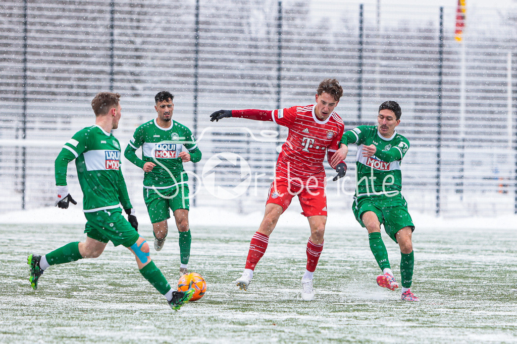 FC Bayern Amateure - VfB Eichstätt | Behar NEZIRI (FCB #14) im duell mit Jonas FRIES (VfB #22)