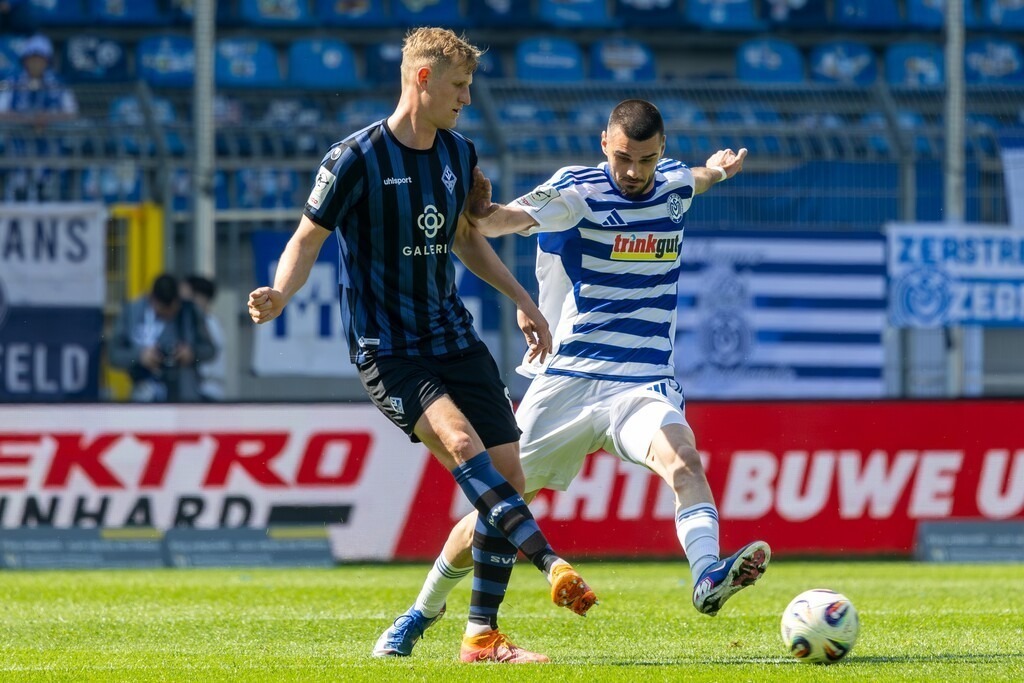 Fußball 3. Liga, Saison 2025/26, 33. Spieltag: Waldhof Mannheim gegen MSV Duisburg | Fußball 3. Liga, Saison 2025/26, 33. Spieltag: Waldhof Mannheim gegen MSV Duisburg***Niklas Hoffmann (6, Mannheim) und Rasim Bulic (6, Duisburg) - Realisiert mit Pictrs.com